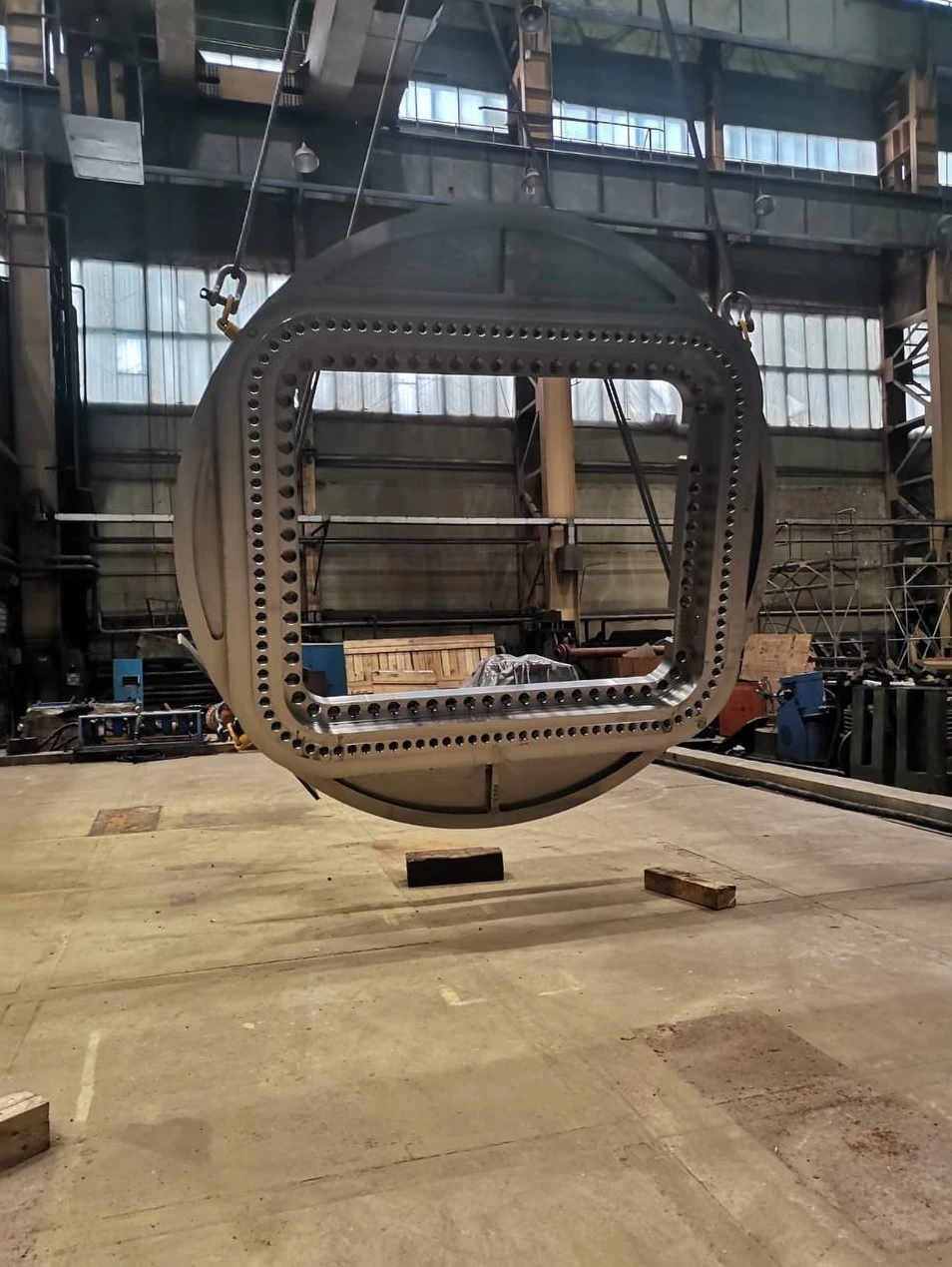 Передний фланец корпуса вакуумной камеры системы PPTF изготовлен на производстве ООО «НПО «ГКМП»