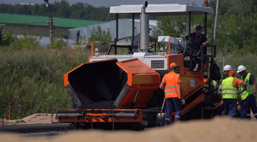 Ход реализации нацпроекта «Безопасные качественные дороги» обсудилина встрече Михаила Мишустина с главой Росавтодора Романом Новиковым